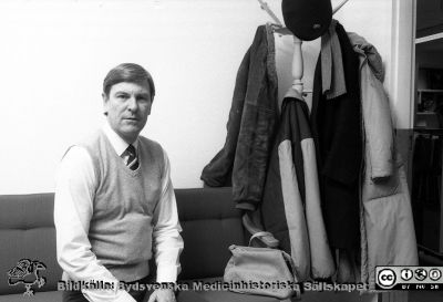 Säkerhetschef Lars Franke 1983
Lasarettsfotograferna i Lund,  pärm  Sv/v Neg, 83:2.145. 83. Lars Franke, vaktansvarig och säkerhetschef. Från negativ
Nyckelord: Lasarettet;Lund;Universitetssjukhuset;USiL;Administration;Chef;Vakt;Bevakning