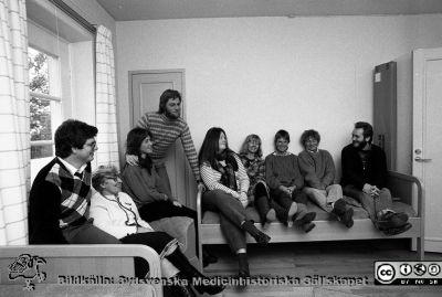 Invigning på behandlingshemmet Vipelyckan i Lund 1983
Lasarettsfotograferna i Lund,  pärm  Sv/v Neg, 83:2. 144. 83. Invigning på behandlingshemmet för narkomaner i Lund, Vipelyckan (=gamla överläkarvillan på Vipeholms sjukhus). Kanske föreståndare Hans Jansson länst till vänster och dr Kerstin Tunving sittande som nr 2 rån vänster, tillsammans med andra anställda. Från negativ
Nyckelord: Lasarettet;Lund;Universitetssjukhuset;USiL;Vårdhem;Psykiatri;Narkomanivård;Invigning