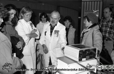 Landstingets Dag 1985
Lasarettsfotograferna i Lund,  pärm  Sv/v Negativ, 1985. 28/1985. Landstingets Dag, 20 april, 1985. Ingenjör Sven Bonder från Medicinsk Tekniska Avdelningen (MTA) demonstrerar teknisk utrusning för intresserade gymnasieelever. Från negativ
Nyckelord: Lasarettet;Lund;Universitetssjukhuset;USiL;Elever;Skola;Demonstration;Medicinsk;Teknisk;Avdelning;Teknik