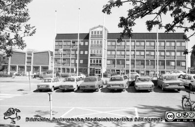 1960 års administrationsbyggnad, fasad mot söder, 1985
Lasarettsfotograferna i Lund,  pärm  Sv/v Negativ, 1985. 36. Administrationsbyggnaden färdig 1960, fasad mot söder. Från negativ
Nyckelord: Lasarettet;Lund;Universitetssjukhuset;USiL;Administration;Fasad;Söder