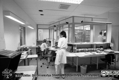 Akutmottagningn i Lund 1985
Lasarettsfotograferna i Lund,  pärm  Sv/v Negativ, 1985. 85/40:1. Interiör från akutmottagningens mottagningsexpedition, rimligen nyrenoverad. Från negativ
Nyckelord: Lasarettet;Lund;Universitetssjukhuset;USiL;Akutmottagningen;Expedition;Renovering;Nyrenoverad