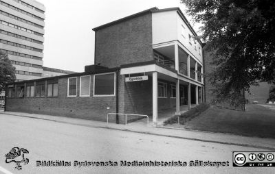 Ögonkliniken i Lund 1985
Lasarettsfotograferna i Lund,  pärm  Sv/v Negativ, 1985. 85/47. Ögonkliniken, Lund. Entrépartiet i väster. Övre balkongen har just byggts in. Från negativ.
Nyckelord: Lasarettet;Lund;Universitetssjukhuset;USiL;Ögonkliniken;Oftalmologi
