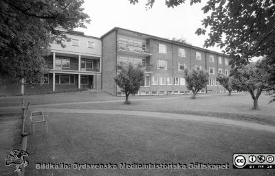Ögonkliniken i Lund 1985
Lasarettsfotograferna i Lund,  pärm  Sv/v Negativ, 1985. 85/47. Ögonkliniken, Lund. Fasad mot söder, mot dåvarande parken. Från negativ
Nyckelord: Lasarettet;Lund;Universitetssjukhuset;USiL;_Ögonklinike;Oftalmologisk;Park