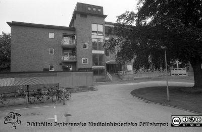 Reumatologiska klinikens fasader mot norr 1985
Lasarettsfotograferna i Lund,  pärm  Sv/v Negativ, 1985. 85/47. Reumatologiska klinikens fasader mot norr. Från negativ
Nyckelord: Lasarettet;Lund;Universitetssjukhuset;USiL;Reumatologisk;Klinik