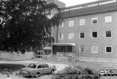 Reumatologiska klinikens entré i Lund 1985
Lasarettsfotograferna i Lund,  pärm  Sv/v Negativ, 1985. 85/47. Reumatologiska klinikens entre i dess östra del. Från negativ
