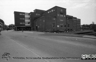 Radiolgoska / onkologiska kliniken 1985
Lasarettsfotograferna i Lund,  pärm  Sv/v Negativ, 1985. 85/48. Radiolgoska / onkologiska kliniken. Fasader mot norr. Från negativ.
Nyckelord: Lasarettet;Lund;Universitetssjukhuset;Radiologisk;Onkologisk;Klinik;Radioterapi