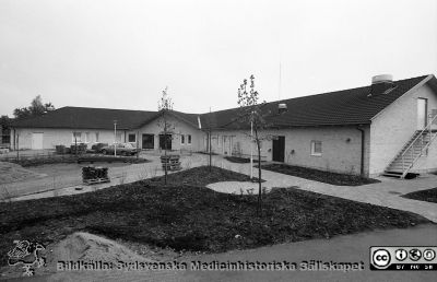 Vårdcentralen i Kävlinge 1985
Lasarettsfotograferna i Lund,  pärm  Sv/v Negativ, 1985. 85/56. Vårdcentralen i Kävlinge, nybyggd, inför invinging. Från negativ
Nyckelord: Lasarettet;Lund;Universitetssjukhuset;USiL;Vårdcentral;Kävlinge;Invigning