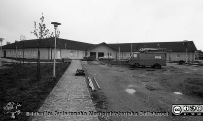 Vårdcentralen i Kävlinge 1985
Lasarettsfotograferna i Lund,  pärm  Sv/v Negativ, 1985. 85/56. Vårdcentralen i Kävlinge, nybyggd, inför invinging. Från negativ
Nyckelord: Lasarettet;Lund;Universitetssjukhuset;USiL;Vårdcentral;Kävlinge;Invigning