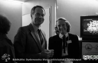 Forskningens Dag i Lund 1985
Lasarettsfotograferna i Lund,  pärm  Sv/v Negativ, 1985. 3. 81/85. Forskningens dag, "Höftleden från vaggan till graven". Dekanus Christer Owman med Elisabeth Fernström i en paus. Från negativ
Nyckelord: Lasarettet;Lund;Universitetssjukhuset;USiL;Forskningens Dag;Ortopedi;Höftleder;Symposium;Konferens;Möte