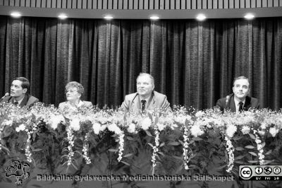 Paneldiskussion med professorerna Göran Bauer, okänd, Bo Nilsson och Lars Lidgren 1985
Lasarettsfotograferna i Lund,  pärm  Sv/v Negativ, 1985.3. 81/85. Forskningens dag, "Höften från vaggan till graven". Paneldiskussion med professorerna Göran Bauer, okänd, Bo Nilsson och Lars Lidgren. Från negativ
Nyckelord: Lasarettet;Lund;Universitetssjukhuset;USiL;Forskningens Dag;Ortopedi;Höftleder;Symposium;Konferens;Möte