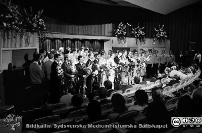 Forskningens dag. De yngre Fernströmspristagarna hyllas 1985
Lasarettsfotograferna i Lund,  pärm  Sv/v Negativ, 1985. 5. 83/85. Forskningens dag. De yngre Fernströmspristagarna hyllas. De yngre pristagarna var Stefan Marklund och Lars-Eric Thornell (båda från Umeå), Arne Andersson och Björn Öbrink (båda från Uppsala), Gösta Jonsson och Lars Olson (båda från Stockholm), Jarl Wikberg och Claes Dahlgren (båda från Linköping), Håkan Ahlman och Kent Lundholm (båda från Göteborg) samt Ingemar Rosén, Lund. Från negativ
Nyckelord: Lasarettet;Lund;Universitetssjukhuset;USiL;Forskningens Dag;Ortopedi;Höftleder;Symposium;Konferens;Möte;Fernström;Pristagare