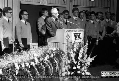 Forskningens dag. Professor Stephen Thesleff harangerar Jens Skou, 1985
Lasarettsfotograferna i Lund,  pärm  Sv/v Negativ, 1985. 5. 83/85. Forskningens dag. Professor Stephen Thesleff harangerar årets mottagare av Fernströms Nordiska Pris, Jens Skou. I bakgrunden Lunds Studentsångare. Från negativ
Nyckelord: Lasarettet;Lund;Universitetssjukhuset;USiL;Forskningens Dag;Ortopedi;Höftleder;Symposium;Konferens;Möte;Fernström;Pristagare
