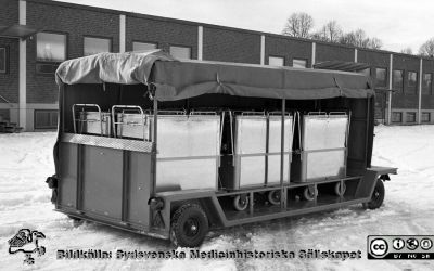 Mattruckar på transportvagn vid det nya centralköket, 1960
Lasarettsfotograferna i Lund,  pärm,  96+97 (?). 21/60. Kanske reprofoto. Från negativ
Nyckelord: Lasarettet;Lund;Universitetssjukhuset;USiL;Centralkök;Transport;Vagnar