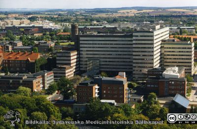  Flygfoto av Lasarettet i Lund från väster
Lasarettsfotograferna i Lund.  Blandade negativ, omärkta år 1988-1995 (lösa negativhållare). Flygfoto av Lasarettet i Lund från väster. Foto  i slutet på 1990-talet. Varken helikopterplattan eller BUS är ännu byggda. Jfr bildfil SMHS15571, SMHS15579 och SMHS15578. Från negativ.
Nyckelord: Lasarettet;Lund;Universitetssjukhust;USiL;Flygfoto;Centralblocket