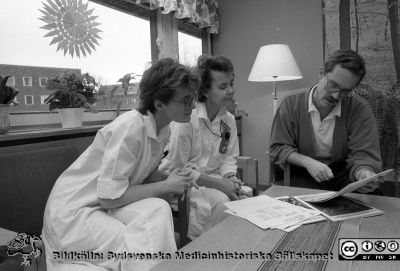 Efter 20 år tillbaka till jobbet. 
Lasarettsfotograferna i Lund.  Blandade negativ, omärkta år 1988-1995 (lösa negativhållare). 88-12-05. Medicinen avdelning 5. Efter 20 år, tillbaka till jobbet. Mona Svensson och Birgitta Jönsson, sjuksköterskor, med okänd personalhandläggare. Från negativ.
Nyckelord: Lasarettet;Lund;Universitetssjukhuset;USiL;Medicinska;Kliniken;Personalvård