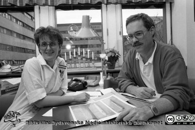 Efter 20 år tillbaka till jobbet
Lasarettsfotograferna i Lund.  Blandade negativ, omärkta år 1988-1995 (lösa negativhållare). 88-12-05. Medicinen avdelning 5. Efter 20 år, tillbaka till jobbet. Mona Svensson, sjuksköterska, med okänd personalhandläggare. Från negativ.
Nyckelord: Lasarettet;Lund;Universitetssjukhuset;USiL;Medicinska;Kliniken;Personalvård