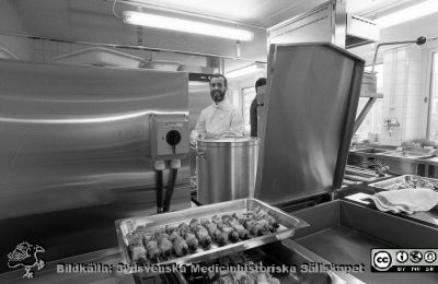 Patienthotellets kök vid dess invigning 1988
Lasarettsfotograferna i Lund.  Blandade negativ, omärkta år 1988-1995 (lösa negativhållare). 88-05-05.  Patienthotellets kök vid dess invigning. Från negativ.
Nyckelord: Lasarettet;Lund;Universitetssjukhuset;USiL;Patienthotell;Invigning;Kök