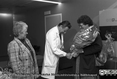 Jan Kugelberg uppvaktas
SMHS15600	Lasarettsfotograferna i Lund.  Blandade negativ, omärkta år 1988-1995 (lösa negativhållare). Thoraxkirurgen och klinikchefen, docent (slutligen professor)  Jan Kugelberg uppvaktas av till vänster sjukhusdirektör Ulla Leissner och till höger sjukhusdirektionens ordförande Britt-Marie Lundqvist 91-06-27; okänt varför. Från negativ.
Nyckelord: Lasarettet;Lund;Universitetssjukhuset;USiL;Thorax;Kirurgi;Uppvaktning