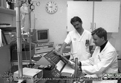 Urologiska kliniken 1995
Lasarettsfotograferna i Lund.  Blandade negativ, omärkta år 1988-1995 (lösa negativhållare). Foto för urologen Stig Mårtensson för klinikens årsredovisn. 95-04-21. Överläkare (senare klinikchef) Lars Malmberg och sjuksköterskan Göran Olsson med cystometriutrustning. Från negativ
Nyckelord: Lasarettet;Lund;Universitetssjukhuset;USiL;Urologisk;Klinik