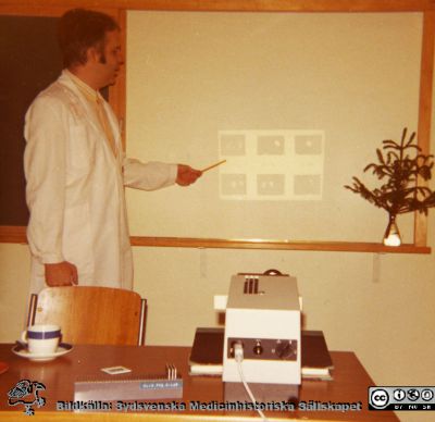 Docent Per Ohilin på avdelningen för klinisk fysiologi
Docent Per Ohlin, sedermera överläkare i klinisk fysiologi i Helsingborg och legendarisk chefläkare där. Foto på 1970-talet på avdelningen för klinisk fysiologi i Lund. Ur undersköterskan Gunhild Wramhagens (f. 1913-01-30) efterlämnade fotoalbum, överlämnat 2010 till SMHS.
Nyckelord: Lasarettet;Lund;Universitetssjukhuset;USiL;Avdelningen;Klinisk;Fysiologi