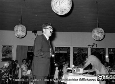 Personalfest med avdelningen för klinisk fysiologi i Lund 
Personalfest med avdelningen för klinisk fysiologi i Lund på värdshuset i Ugglarp. Professor Håkan Westling föreläser. Foto på 1970-talet. 
Ur undersköterskan Gunhild Wramhagens (f. 1913-01-30) efterlämnade fotoalbum, överlämnat 2010 till SMHS.
Nyckelord: Lasarettet;Lund;Universitetssjukhuset;USiL;Klinisk;Fysiologi;Avdelning;Personalfest