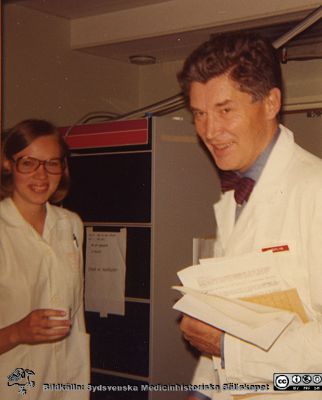 Ingenjör Lisbet (Andersson) Jansson (sedermera Niklason) med professor Håkan Westling
Avdelningen för klinisk fysiologi i Lund. Gymnasieingenjör Lisbet (Andersson) Jansson (sedermera Niklason) med professor Håkan Westling. Hon gjorde enligt Håkan Westling historiska insater när hon programmerade den första datorn i Sverige för omedelbar realtidsanalys av fysiologiska signaler, en PDP-8 (LAB-8). Den användes för studier över lungmekanik, hjärtkatetrisering och EKG-analyser med medelvärdesbildning. Foto på 1970-talet. 
Ur undersköterskan Gunhild Wramhagens (f. 1913-01-30) efterlämnade fotoalbum, överlämnat 2010 till SMHS.
Nyckelord: Lasarettet;Lund;Universitetssjukhuset;USiL;Avdelningen;Klinisk;Fysiologi