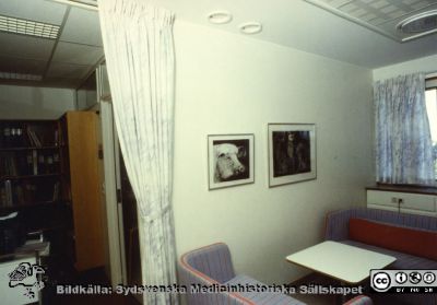 Modellprojektet "Vårdavdelning 2000"
"Vårdavdelning 2000" var en modellavdelning för 2000-talets kommande ombyggnader i Blocket i Lund, utformad 1988 - 1990 under ledning av Elwy Ekman. Ett personalrum. Från originalfoto. Foto 1988-1990. 
Nyckelord: Lasarettet;Lund;Universitetssjukhuset;USiL;Vårdavdelning 2000;Personalrum