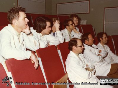 Röntgenrond med läkare från infektionskliniken i Lund ~1975
Foto ur album tilägnat professorl Karl Emil Thulin på hans 60-årsdag, 1975. Från vänster Stefan Aronsson (senare barnläkare i Lund och Halmstad), Gunnar Kahlmeter, Ingrid Atterholm (skymmer sig med handen), Jean-Henrik Braconier och barnläkaren Bengt Andreasson (under randutbildning på infektionskliniken). Sittande i nedre raden, Sven-Åke Hedström, Bo Ursing och Tony Edén (senare mikrobiolog).
Nyckelord: Lasarettet;Lund;Universitetssjukhuset;USiL;Infektion;Kliniken;Epidemiologiska