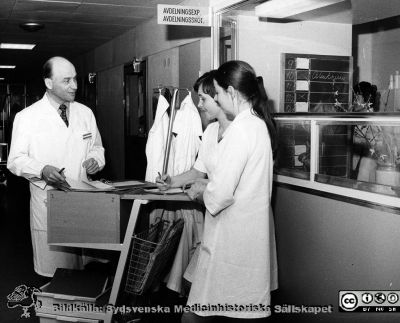 Överläkaren Erik Dahlquist går rond
Foto ur album tillägnat professor Karl Emil Thulin på hans 60-årsdag, 1975. Överläkaren Erik Dahlquist går rond på avd 80, troligen med två studenter.

Nyckelord: Lasarettet;Lund;Universitetssjukhuset;USiL;Epidemiologiska;Kliniken;Infektion