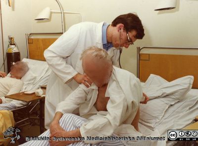 En student auskulterar lungorna på en sängliggande patient
Foto ur album tillägnat professor Karl Emil Thulin på hans 60-årsdag, 1975. Omärkt bild.
Nyckelord: Lasarettet;Lund;Universitetssjukhuset;USiL;Infektion;Epidemiologiska;Kliniken;Undersökning