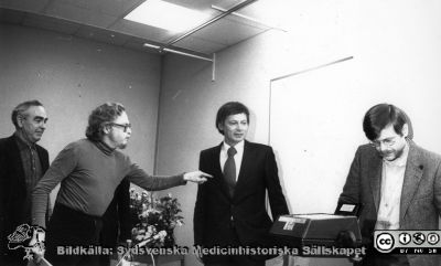 Från Per Nettelblandts disputation 1981
Från vänster professor Gudmund Smith (psykologi), docent Nils Uddenberg (psykiatri), respondenten samt opponenten (prof. Lars Jacobsson, Umeå).
Nyckelord: Lasarettet;Lund;Universitetssjukhuset;USiL;Psykiatriska;Kliniken