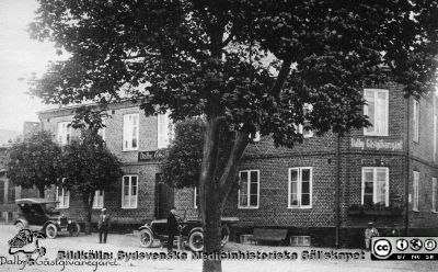 Dalby Gästis på mellankrigstiden
Lundbystudien 1947-1997. Dalby Gästis någon gång under mellankrigstidien. Kanske 1920-talet, bedömt efter bilarnas utseende. Bildkälla Per Nettelbladt 2016.
Nyckelord: Vykort;Gästgiveri