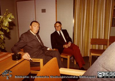 Urologiska klinikens 20-årsjubileum 1977
Professor Gösta Jönsson till vänster och docent Eric Lindstedt till höger. Bildkälla Eva Ljunggren. Samma negativ som bild SMHS12456.
Nyckelord: Lasarettet;Lund;Universitetssjukhuset;Urologiska;USiL;Kliniken