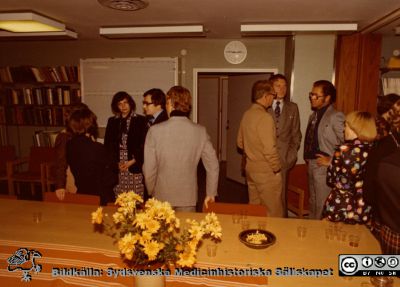 Urologiska klinikens 20-årsjubileum 1977
Från vänster avdelningssekreterare Gun-Britt, dr Arne M Olsson, dr Hans Hedlunds rygg, professor Lennart Andersson (bortvänd) dr. Gunnar Lingårdh (överläkare i Örebro), dr Bo Holmquist (överläkare i Borås), avdelningsföreståndaren, sjuksköterkan Eva Ljunggren. Bildkälla Eva Ljunggren.
Nyckelord: Lasarettet;Lund;Universitetssjukhuset;USiL;Urologiska;Kliniken