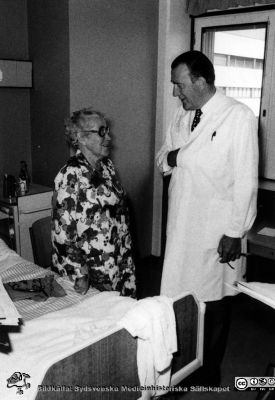 En "stamkund" hos professor Gösta Jönsson
Lösa bilder, plastficka. Urologen i Lund fr. Eva Ljunggren. Patienten Anna Karlsson, "stamkund" hos professor Gösta Jönsson. Från foto i mitten på 1970-talet.
Nyckelord: Lasarettet;Lund;Universitetssjukhuset;USiL;Urologiska;Kliniken