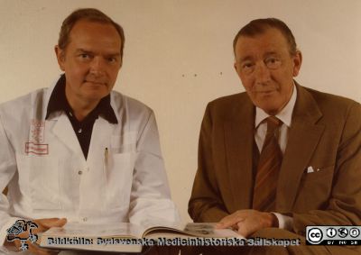 Professorerna Torsten Sundin (urologisk kirurgi) och hans företrädare professor Gösta Jönsson (1909-1978)

Foto 1978. Se också bild SMHS13320, från samma negativ.
Nyckelord: Lund;Lasarettet;Universitetssjukhuset;USiL;Urologiska;Kliniken