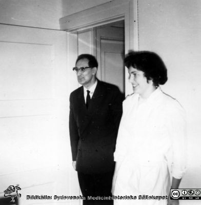 Infektionskliniken i Lund. Professor Alfred ("Alle") Flaum och intstitutionssekreteraren Gun Mårtensson
Album Infektionskliniken, Bo Ursing1958-1996. Professor Alfred ("Alle") Flaum och intstitutionssekreteraren Gun Mårtensson, troligast på 1960-talet. Från originalfoto. Monterat.
Nyckelord: Lasarettet;Lund;Universitetssjukhuset;USiL;Infektion;Epidemiologiska;Kliniken