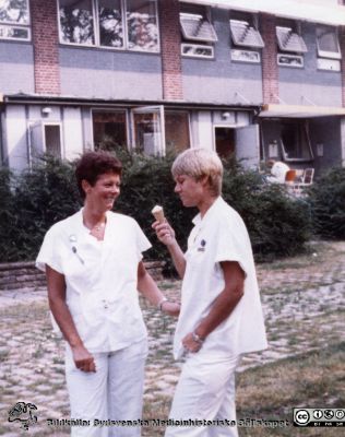 Infektionskliniken i lunf, Marianne Ferm och Monica Wilzén utanför klinikens söderfasad.
Album Infektionskliniken, Bo Ursing1958-1996 	Marianne Ferm, Monica Wilzén utanför klinikens söderfasad. Från originalfoto. Monterat.
Nyckelord: Lasarettet;Lund;Universitetssjukhuset;USiL;Infektion;Epidemiologiska;Kliniken