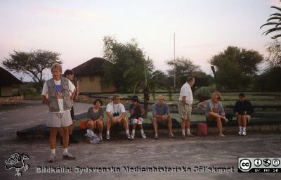 Infektionskliniken i Lunds kurs på utflykt till Zimbabve, 1996
Album Infektionskliniken, Bo Ursing1958-1996.	Klinikens kurs på utflykt till Zimbabve, 1996. Docent Bo Ursing längst till höger av de stående. Från originalfoto. Monterat.
Nyckelord: Lasarettet;Lund;Universitetssjukhuset;USiL;Infektion;Epidemiologiska;Kliniken