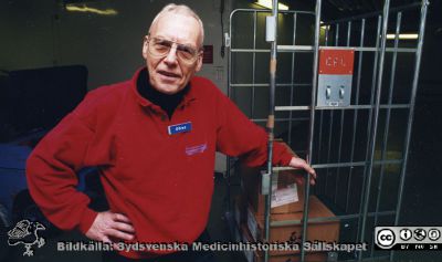 Vaktmästare Göran på infektionsklinien, 1980- eller 1990-talet
Album Infektionskliniken, Bo Ursing1958-1996. Göran, vaktmästare. Från originalfoto. Monterat.
Nyckelord: Lasarettet;Lund;Universitetssjukhuset;USiL;Infektion;Kliniken;Epidemiologiska