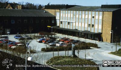 Infektionskliniken i Lund på 1990-talet
Album Infektionskliniken, Bo Ursing1958-1996. Infektionsklinikens huvudentré. Vy från onkologiska kliniken i nordost på 1990-talet, mot sydväst. Från originalfoto. Monterat.
Nyckelord: Lasarettet;Lund;Universitetssjukhuset;USiL;Infektion;Kliniken;Epidemiologiska