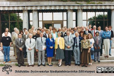 Fernströmsymposium på Örenäs' slott 1991
Fernströmsymposium "Local regulation of ovarian function" på Örenäs slott den 11 - 15 juni 1991. Arrangörerna står i främsta ledet med kokarder: Per Olof Janson, Nils-Otto Sjöberg, Elisabeth Edholm Fernström, kanslidirektör 
Ingegärd Lindqvist, Christer Owman, Lars Hamberger. Foto från Fernströmsstiftelsens kanslidirektör Ingegärd Lindqvist 2015.
Nyckelord: Lasarettet;Lund;Universitetssjukhuset;USiL;Forskning;Konferens;Kongress;Symposium;Fernströmsstiftelsen