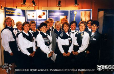 Värdinnor på Forskningens Dag i Lund 1997
Värdinnor på Forskningens Dag i Lund, november 1997. Främre raden, från vänster: 1. Marie NN (prodekanus sekreterare), 2. Agneta Jacobsson, 3. Gunilla Sernelin, 4. Ulla Wetterlundh. 5. Lillian Andersson. Andra raden, från vänster: 1. Monica Pernrud, 2. Britt-Marie Andersson (?), 3. Mona Frick, 4.  Ulla Häggström, 5. Elisabeth Ringsjö, 6. Monica Vikingsson, 7. Ulla Persson.
De båda i bakersta raden, från vänster Gudrun och Monica.  Foto från Ingegärd Lindqvist, september 2015.
Nyckelord: Lasarettet;Lund;Universitetssjukhuset;USiL;Forskningens Dag;Fernströmsstiftelsen;Utställning;Symposium;Konferens