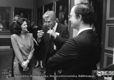 Deras majestäter Kung Carl XVI Gustaf, Drottning Silvia tillsammans med professor Håkan Westling
Drottning Silvia, professor Håkan Westling och kung Carl XVI Gustaf i glatt samspråk i Konsistorierummet på Lunds Uniersitet i samband med Fernströmsbanketten på Forskningens Dag 1983. Foto från Ingegärd Lindqvist, september 2015.
Nyckelord: Lasarettet;Lund;Universitetssjukhuset;USiL;Konsistorium;Fernströmsstiftelsen;Forskningens Dag