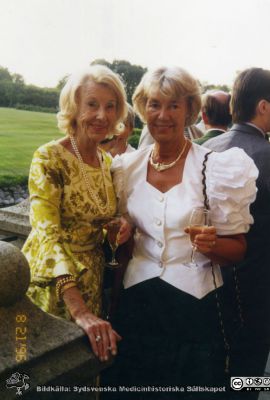 Ulla Segerfalk och Ingegärd Lindvist
Ulla Segerfalk tillsammans med Fernströmsstiftelsens kanslidirektör Ingegärd Lindvist på Trolleholms slott vid en mottagning för hedersdoktorer 1996. Foto från Ingegärd Lindqvist, september 2015.
Nyckelord: Lasarettet;Lund;Universitetssjukhuset;USiL;Forskning;Fernströmsstiftelsen;Kongress;Symposium