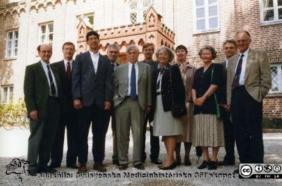 Segerfalksdagen i Lund 1998
Forskare, universitets- och stiftelserepresentanter framför Gamla Biskopshuset i Lund. Fr vä: professor Anders Björklund, Sven Rosenqvist (Handelsbanken, Helsingborg), gästföreläsaren professor Arnon Rosenthal (University of California, San Francisco), professor Olle Lindvall, dekanus, professor  Per Belfrage (medicinska fakultetens dekanus), okänd, kanslidirektör Ingegärd Lindqvist, anonym Segerfalk-släkting, Ingegerd Persson (Handelsbanken, Helsingborg), docent Johan Bengzon, professor Bengt E. Y. Svensson (prorektor för Lunds Universitet). Foto från Ingegärd Lindqvist, september 2015.
Nyckelord: Lasarettet;Lund;Universitetssjukhuset;USiL;Fernströmsstiftelsen;Segerfalkstiftelsen