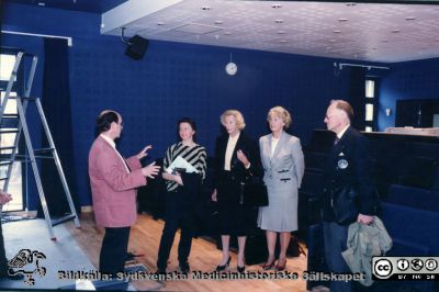 Inför invigningen av Segerfalksalen i Lund 1996
Inför invigningen av Segerfalksalen 1996. Professor Anders Björklund förklarar för Ingrid Agardh (Segerfalk-släkting), Ulla Segerfalk, Ingegärd Lindqvist och Bengt E. Y. Svensson hur det är tänkt den skall bli. Foto från Ingegärd Lindqvist, september 2015.
Nyckelord: Lasarettet;Lund;Universitetssjukhuset;USiL;Segerfalk;Fernströmsstiftelsen