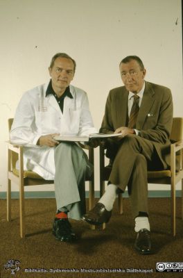 Två urologprofessorer
Album Urologiska klinikens 20-årsjubileum 1977-10-01. Omärkt diabild. Professorn i urologi i Lund, Torsten Sundin, och hans företrädare Gösta Jönsson. Foto c:a 1975-1977.
Nyckelord: Lasarettet;Lund;Universitetssjukhuset;USiL;Urologiska;Kliniken