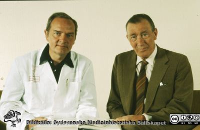 Två urologprofessorer i mitten på 1970-talet
Album Urologiska klinikens 20-årsjubileum 1977-10-01. Omärkt diabild. Professorn i urologi i Lund, Torsten Sundin, och hans företrädare Gösta Jönsson. Foto c:a 1975-77
Nyckelord: Lasarettet;Lund;Universitetssjukhuset;USiL;Urologiska;Kliniken