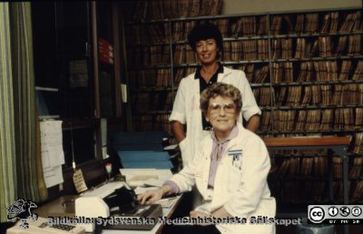 Sekreterare på urologiska kliniken 1977
Album Urologiska kliniken i Lund 20 år 1977-10-01. Omärkt diabild. Sekreterarna Christina Dahlström stående (?) och Asta Groneman sittande.
Nyckelord: Lasarettet;Lund;Universitetssjukhuset;USiL;Urologiska;Kliniken